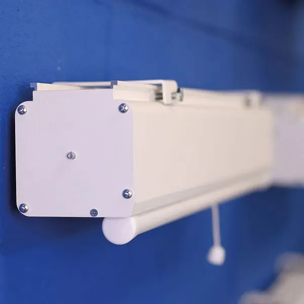 Quantità Limitata SCHERMO MANUALE HELGI VIDEO ROLLER TELA RETROPROIEZIONE 300x225 CM - Davidoff Store